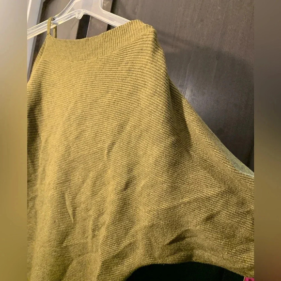 Green batwing sweater - Picture 4 of 5